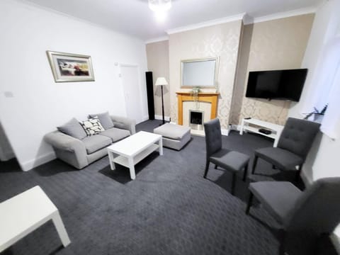 Communal lounge/ TV room, TV and multimedia, Living room, Seating area, Evening entertainment