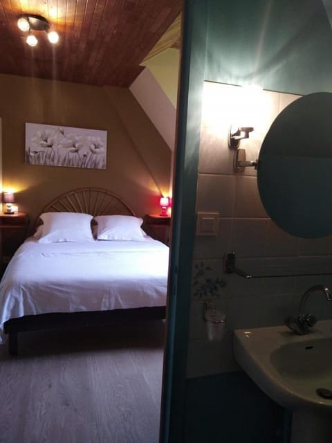 Restaurant/places to eat, Bed, Garden, Bathroom, Bedroom, Breakfast