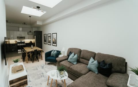 TV and multimedia, Kitchen or kitchenette, Living room, Seating area, Dining area