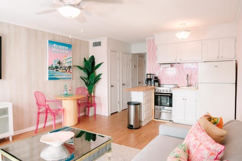 Coffee/tea facilities, Kitchen or kitchenette, Dining area, stove