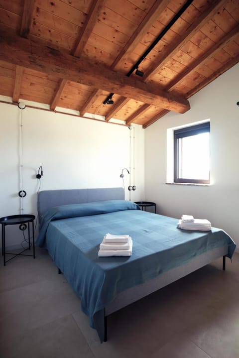 Bed, Photo of the whole room, Bedroom, internet, towels