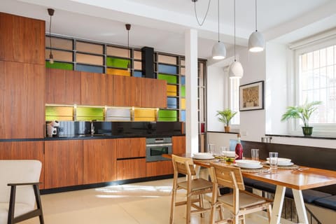 Kitchen or kitchenette, Dining area