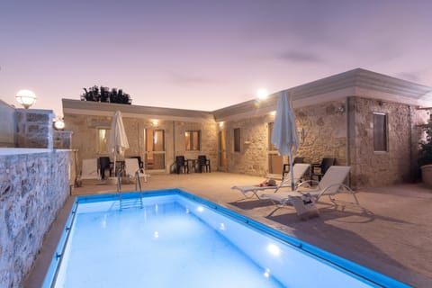 Night, Dining area, Pool view, Area and facilities, Swimming pool, Inner courtyard view, sunbed