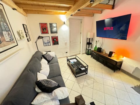 TV and multimedia, Living room, Seating area, Evening entertainment