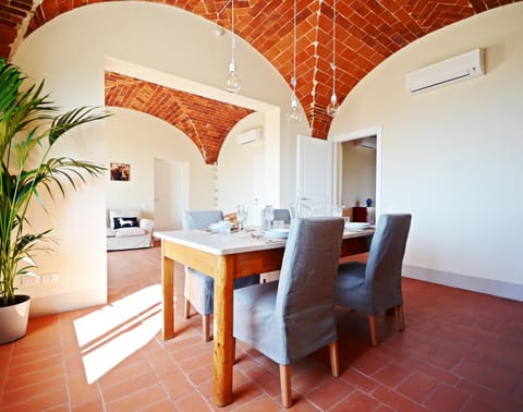 Seating area, Dining area