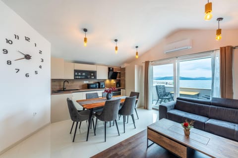Natural landscape, View (from property/room), Kitchen or kitchenette, Living room, Seating area, Dining area, Sea view, Sea view