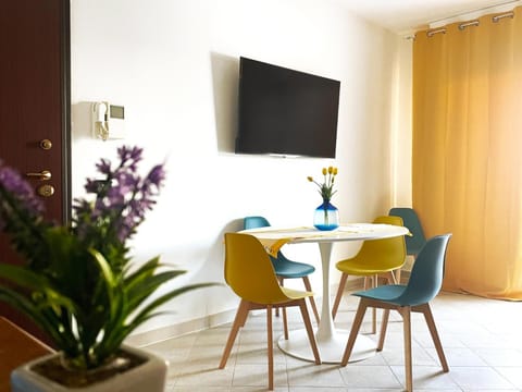 Communal lounge/ TV room, Living room, Seating area, Dining area, Evening entertainment