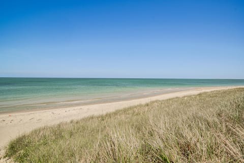 Stunning Ocean View! Beachfront Nantucket Retreat House in Nantucket