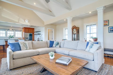 Stunning Ocean View! Beachfront Nantucket Retreat House in Nantucket