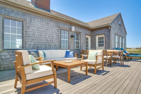 Stunning Ocean View! Beachfront Nantucket Retreat House in Nantucket