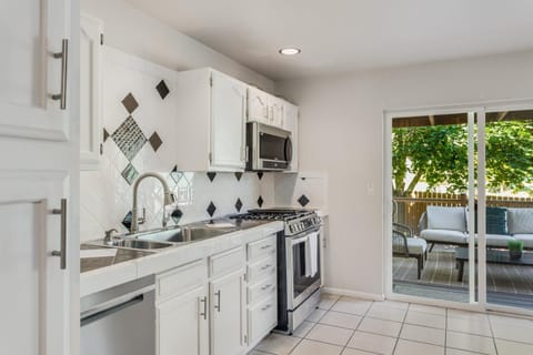 Kitchen or kitchenette, kitchen, kitchen