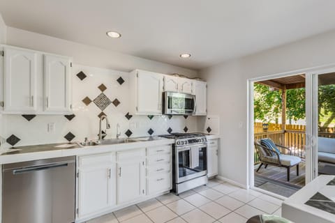 Kitchen or kitchenette, kitchen, kitchen