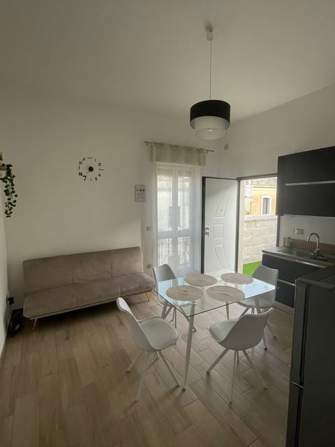 Living room, Seating area, Communal kitchen, air conditioner