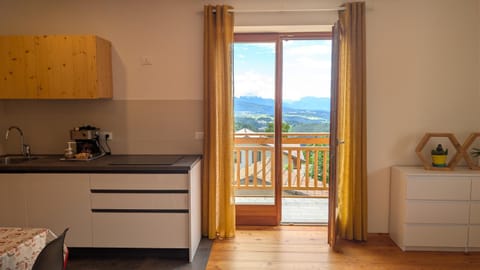 Natural landscape, View (from property/room), Balcony/Terrace, Kitchen or kitchenette, Dining area, Mountain view, stove