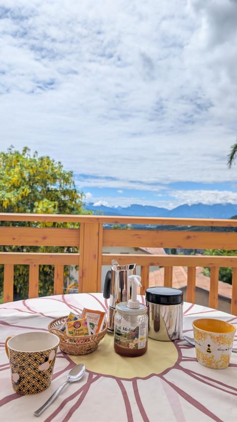 Coffee/tea facilities, Balcony/Terrace, Dining area, Mountain view