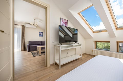 Bed, TV and multimedia, Bedroom
