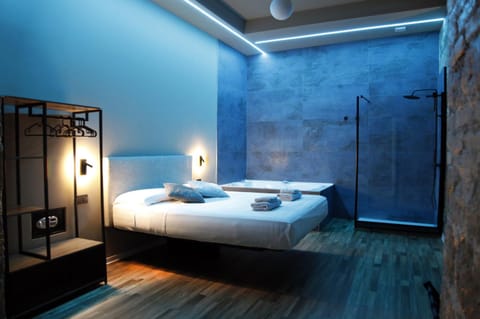 Shower, Hot Tub, Bedroom