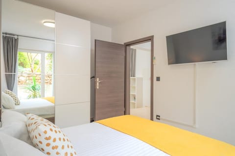 Bed, TV and multimedia, Bedroom
