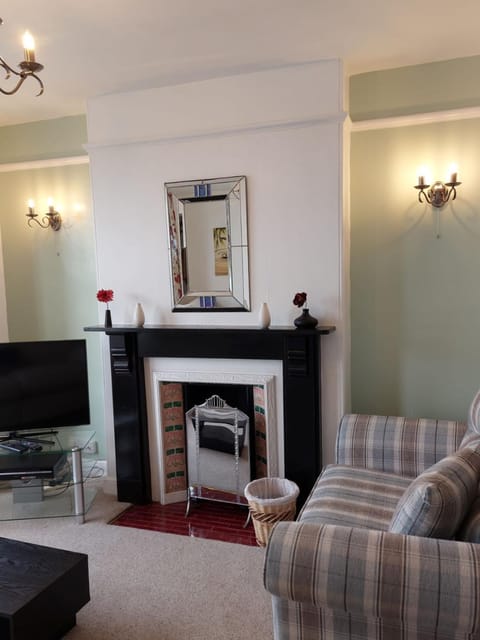 Property building, TV and multimedia, Living room, Seating area