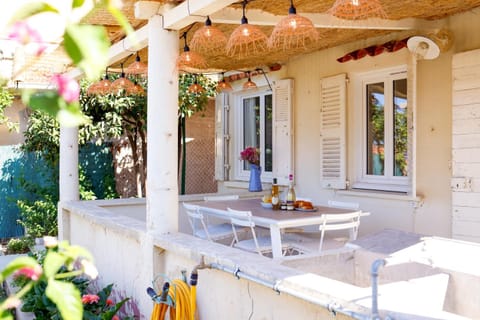 Property building, Patio, Spring, Day, Garden, View (from property/room), Balcony/Terrace, Dining area, Garden view