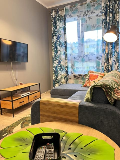 Communal lounge/ TV room, Bed, Living room, Seating area, Evening entertainment