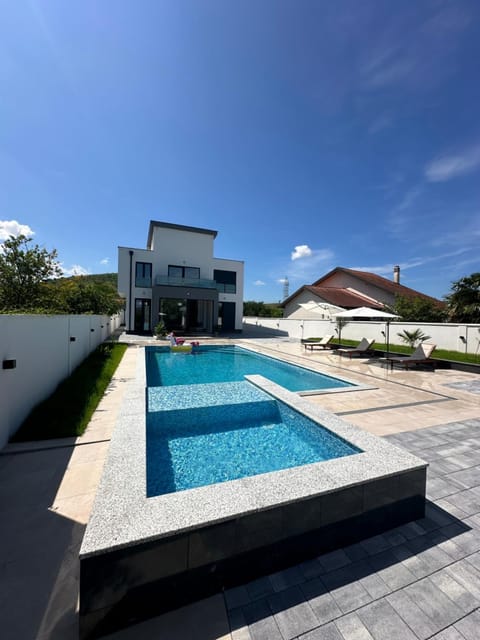 Property building, Day, Pool view, Swimming pool, Swimming pool, sunbed