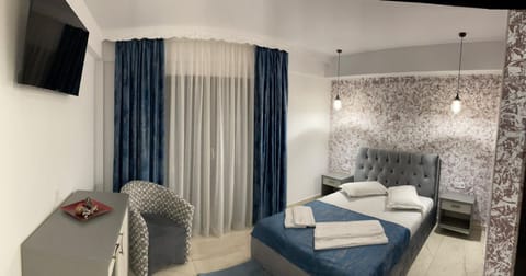 Bed, TV and multimedia, Bedroom, towels