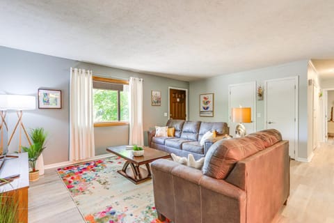 Hot Tub and Fire Pit Holiday Island Getaway! House in Carroll County