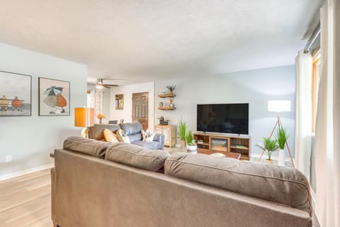 Hot Tub and Fire Pit Holiday Island Getaway! House in Carroll County