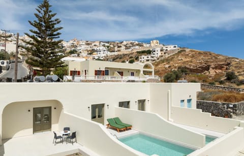 Property building, Natural landscape, Swimming pool, Swimming pool, sunbed