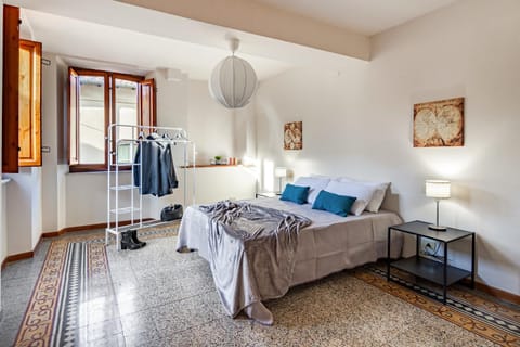 Bed, Photo of the whole room, Bedroom, City view, Street view, Quiet street view, towels, wardrobe