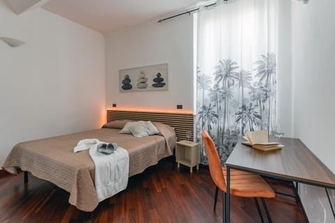 Bed, Seating area, Bedroom