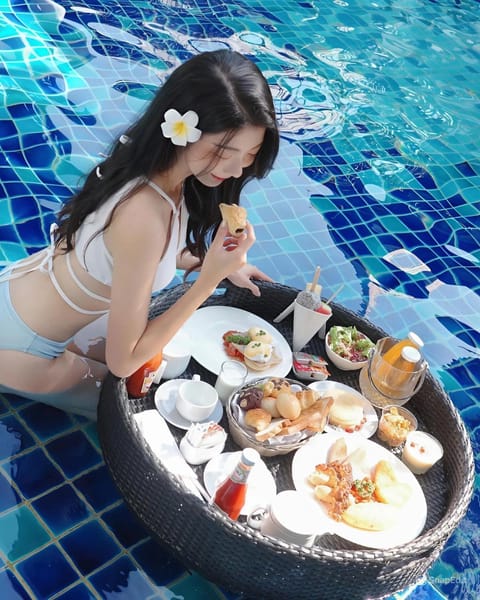 Swimming pool, Breakfast