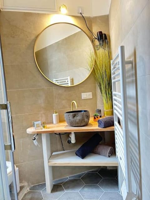 Shower, Bathroom, towels