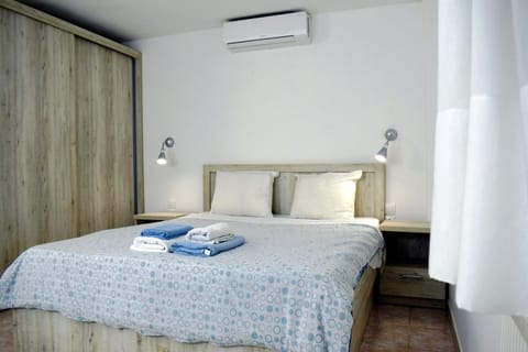 Bed, Photo of the whole room, Bedroom, towels, air conditioner