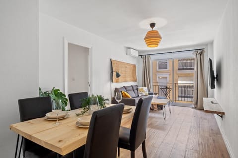 TV and multimedia, Living room, Seating area, Dining area