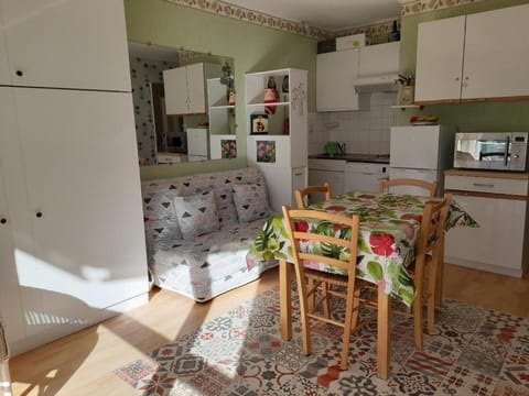 Kitchen or kitchenette, Living room, Dining area, dishwasher, oven, stove