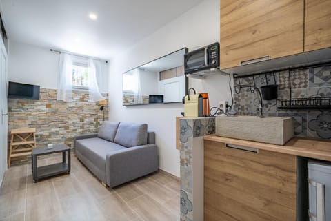 TV and multimedia, Kitchen or kitchenette, Living room, Seating area, stove