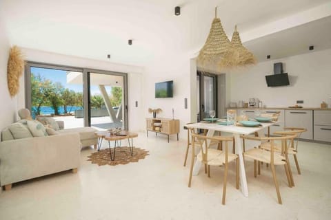 TV and multimedia, Kitchen or kitchenette, Living room, Seating area, Dining area