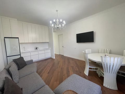 TV and multimedia, Kitchen or kitchenette, Living room, Seating area, Dining area