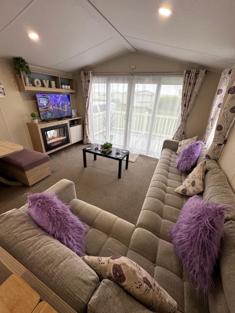 TV and multimedia, Living room, Seating area, Evening entertainment