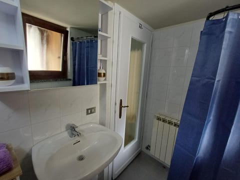 Shower, Bathroom, towels