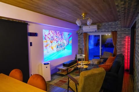 TV and multimedia, Living room, Evening entertainment