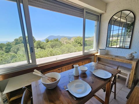 View (from property/room), Living room, Seating area, Dining area, Sea view