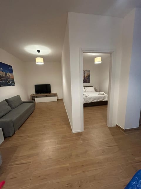 Bed, TV and multimedia, Bedroom, towels