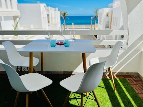 Day, Natural landscape, View (from property/room), Balcony/Terrace, Seating area, Dining area, Pool view, Sea view, Sunrise