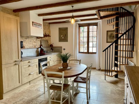 Kitchen or kitchenette, Dining area, stove