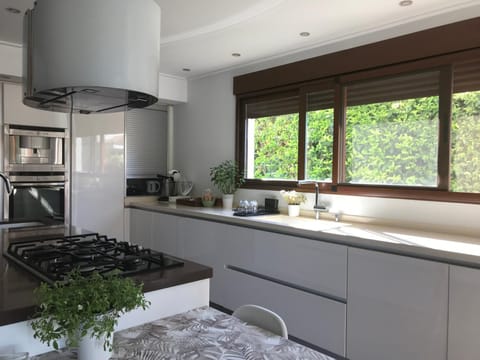 Coffee/tea facilities, Kitchen or kitchenette, stove