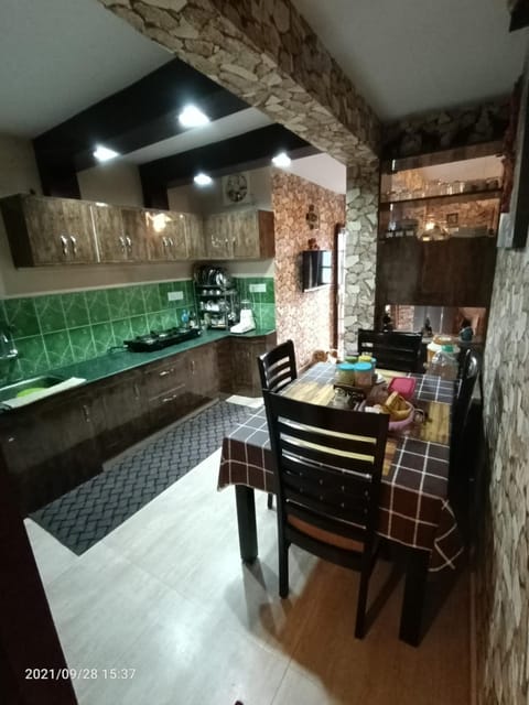 Kitchen or kitchenette, Living room, Seating area, Dining area, stove