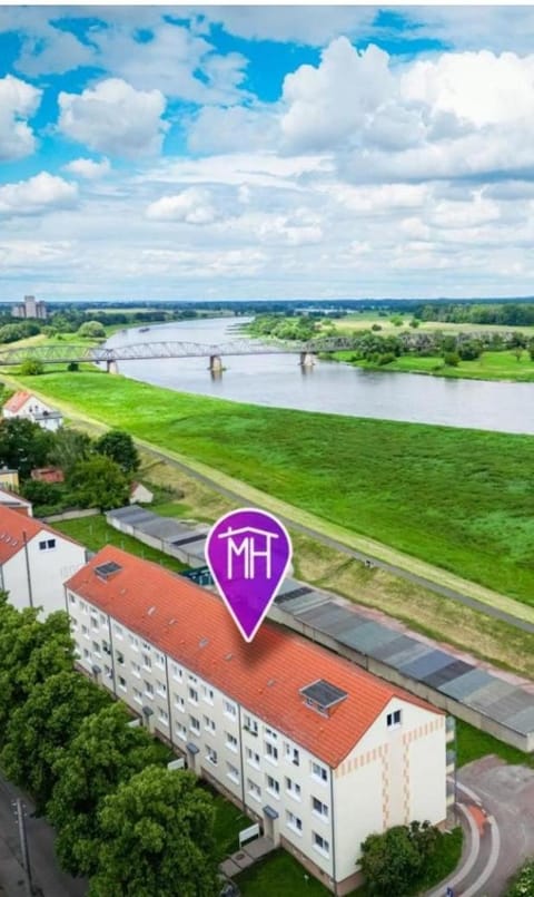 Property building, Nearby landmark, Day, Neighbourhood, Natural landscape, Bird's eye view, River view, Street view